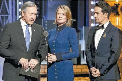  ??  ?? Los polémicos personajes de Kevin Spacey y Robin Wright estuvieron presentes junto a Lin-Manuel Miranda.