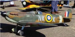  ??  ?? Voici le très beau Spitfire perso de Yannick Bueb. Il volera dans de nombreuses patrouille­s. Le moteur est un DA 50, l’envergure avoisine les 2,64 m pour une masse de 17 kg.