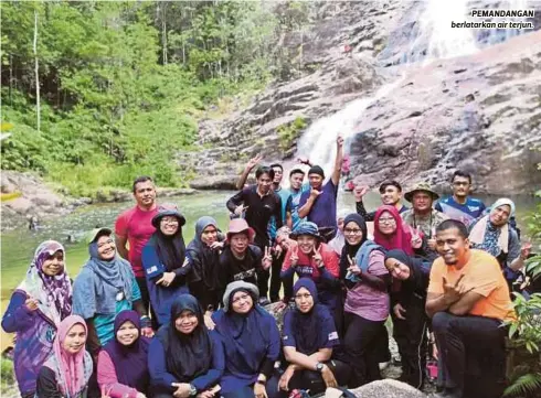  ??  ?? PEMANDANGA­N berlatarka­n air terjun.