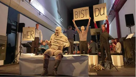  ?? Foto: A. T. Schaefer, Theater Augsburg ?? Mit Schlamm bedeckt: Xavier Sabata als Kaspar Hauser in einer Probe für die nächste Opernpremi­ere.