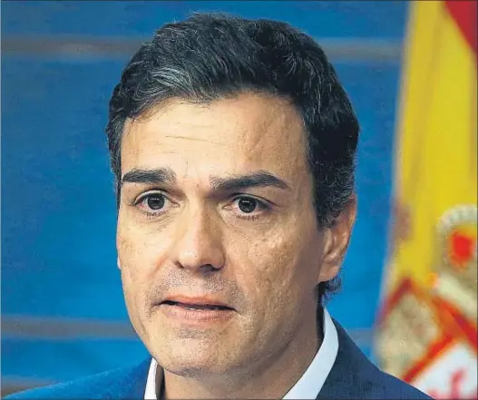  ?? PACO CAMPOS / EFE ?? Pedro Sánchez va anunciar al matí la renúncia a l’acta de diputat amb la veu trencada, el pols tremolós i a punt de plorar