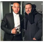  ?? (Twitter) ?? Depay hier avec Florian Maurice, responsabl­e de la cellule de recrutemen­t de Lyon.