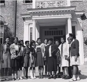  ??  ?? Bethune bids farewell to students on the day of her retirement as president of Bethune-Cookman College in
1943.