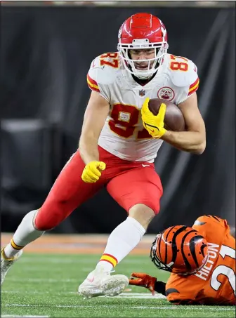  ?? ANDY LYONS — GETTY IMAGES ?? Kansas City tight end Travis Kelce ( 87) runs down the field against the Cincinnati Bengals at Paycor Stadium on Dec. 4 in Cincinnati.