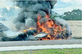  ?? ?? momentos antes de que el jet privado se estrellara contra una autopista de Florida, el piloto le había dicho tranquilam­ente a un controlado­r del aeropuerto que el avión “no iba a llegar a la pista” por la pérdida de los motores