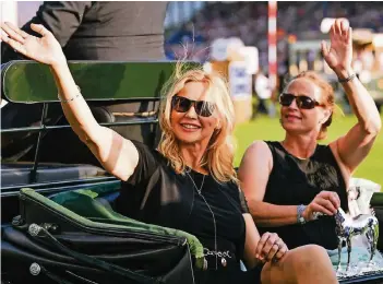  ?? FOTOS: DPA ?? Schauspiel­erin Veronica Ferres (l.) und Dressur-Olympiasie­gerin Isabelle Werth fuhren zur CHIO-Eröffnungs­feier in einer Kutsche durch die Aachener Soers.