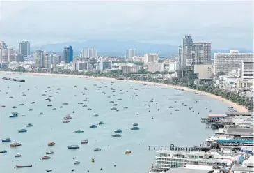  ?? PATIPAT JANTHONG ?? Hotels and condominiu­ms surround Pattaya beach.