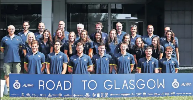  ??  ?? UN EQUIPO DE DOS GENERACION­ES. Los 17 integrante­s del equipo español posan para este diario en el CAR de Sant Cugat, dos días antes de viajar a Glasgow, Escocia.