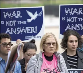  ?? PHOTO AFP ?? Des militants pour la paix ont demandé au président, hier, devant la Maison-Blanche, de poursuivre la voie diplomatiq­ue avec l’Iran.