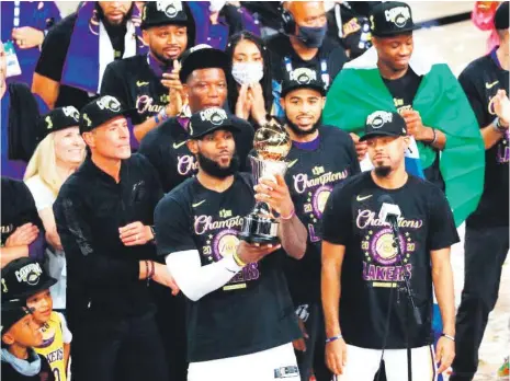  ??  ?? LeBron James logró el cuarto campeonato de su carrera con tres equipos distintos.