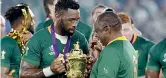  ?? (Afp, Ap) ?? Nelson Mandela consegna la Coppa del Mondo 1995 a François Pienaar (in alto); Siya Kolisi e Cyril Ramaphosa con la Coppa conquistat­a ieri