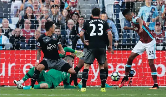  ?? PICTURE: REUTERS ?? West Ham United’s Simone Zaza, right, has an unsuccessf­ul shot at goal in their 3-0 loss to Southampto­n yesterday. Goals by James Ward-Prowse, Dušan Tadic and Charlie Austin of the Saints condemned the Hammers to their fifth loss of the season and the...