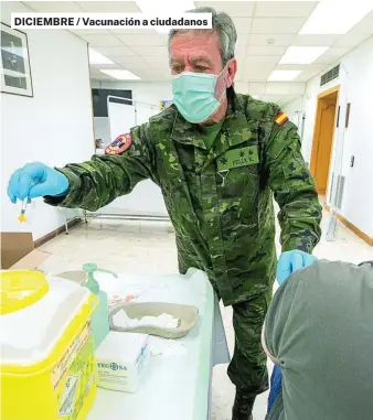  ?? EFE ?? DICIEMBRE / Vacunación a ciudadanos
Un sanitario militar administra la vacuna a un ciudadano