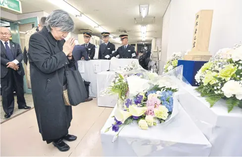  ?? KYODO ?? Shizue Takahashi, the widow of a subway worker killed in the March 20, 1995, sarin gas attack, lays flowers at Kasumigase­ki subway station in Tokyo yesterday.