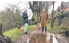  ??  ?? Brigitte Herrmann und Michael Dreesen kommen beim Gassigehen auf dem Barbarossa­wall nicht mehr weiter.