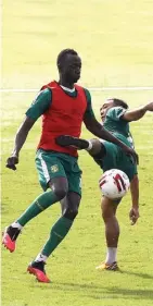  ?? ANGGER BONDAN/JAWA POS ?? KENA PERUT: Makan Konate (kiri) dan Rendi Irwan dalam latihan terakhir Persebaya di Stadion Gelora Delta, Sidoarjo, pada 21 Maret lalu.