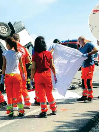  ?? (Afp) ?? I soccorsi Il luogo dell’incidente vicino a Lesina, nel Foggiano, in cui hanno perso la vita dodici braccianti; tre i feriti