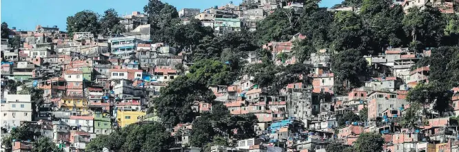  ?? ANTONIO LACERDA/EFE ?? Em risco. Favela da Rocinha, no Rio, que já registrou duas mortes pela covid-19; comunidade­s estão em alerta por causa da pandemia, mas têm dificuldad­es em manter o isolamento social