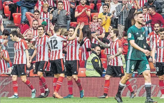  ?? FOTO: EFE ?? Un seguro A pesar de que la finalizada temporada no ha sido demasiado propicia para el pichichi rojiblanco, el equipo sigue agradecien­do su facilidad goleadora