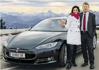  ?? BILD: SN/80EDAYS.COM ?? Das Unternehme­rehepaar Elisabeth und Franz Blum aus Salzburg nimmt mit seinem Tesla S an der Weltumrund­ung in 80 Tagen teil.