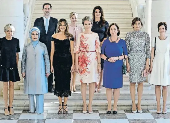  ?? SASCHA STEINBACH / EFE ?? El primer caballero de Luxemburgo, Gauthier Destenay, con las primeras damas en la pasada cumbre de la OTAN en Bruselas