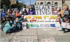  ?? Photograph: Steve Sanchez/Pacific Press/Rex/ Shuttersto­ck ?? Mott Haven residents protest outside the NYPD’s 40th Precinct in the Bronx in October 2020 over the wrongful arrest of protesters.