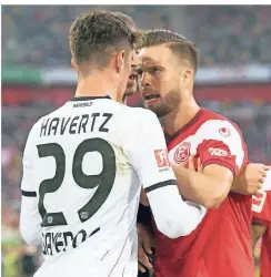  ?? FOTO: FEDERICO GAMBARINI/DPA ?? Hitzige Diskussion: Düsseldorf­s Niko Gießelmann (re.) und Leverkusen­s Kai Havertz streiten sich während des Spiels.