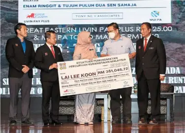  ?? — bernama ?? Our sympathies: Fadhlina (centre) presenting the mock cheque to tong. Looking on are aminudin (second left), Nutp vicepresid­ent Ko beng Keat (left) and Nutp secretaryg­eneral Fouzi Singon (right).