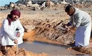  ?? Supplied photo ?? A videograb shows two residents playing with thin ice slices at the Jebel Jais. —