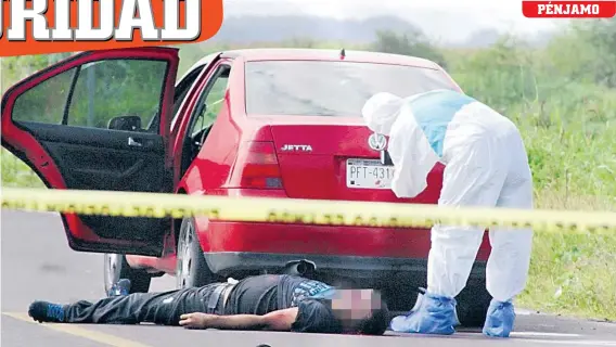  ??  ?? El hombre quedó boca arriba, tirado sobre el pavimento y detrás del automóvil; la mujer estaba en el asiento trasero.