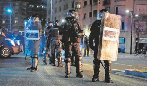  ?? PEP DALMAU ?? Los antidistur­bios de los Mossos se han convertido en el blanco principal de los violentos en Cataluña