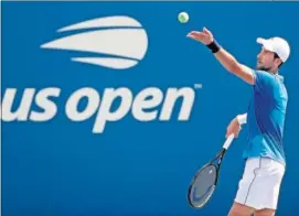  ??  ?? Novak Djokovic saca durante un partido del US Open 2019.