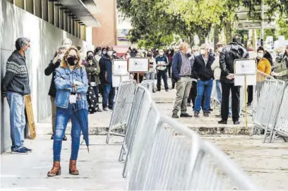  ?? SILVIA SÁNCHEZ FERNÁNDEZ ?? Una imagen de las colas que se organizaro­n ayer en la segunda vacunación sin cita.