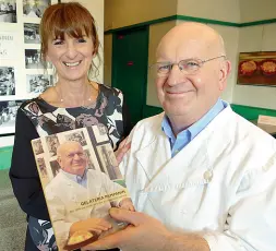  ??  ?? Ieri e oggi Qui sopra (foto Sartori) Walter Pampanin con la moglie Gabriella dentro la sua gelateria in via Garibaldi. A destra, foto d’epoca del chiosco dall’altro lato del ponte, aperto dal papà Florindo, artigiano immigrato dal Bellunese