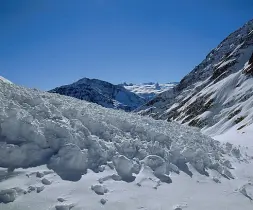  ??  ?? Natura Il versante di una montagna in Alto Adige, in una bella giornata di sole, dopo il verificars­i di un distacco nevoso dalla cima