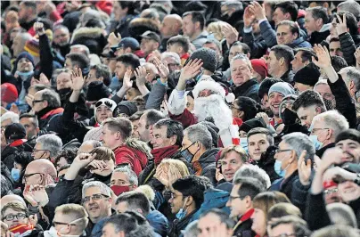  ?? [ AFP] ?? Volle Tribünen und hoher Besuch: Fußball ist in England ein populäres Spiel, auch für die Wirtschaft rund um Weihnachte­n.