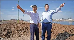  ?? ?? ■ Conservati­ve leadership hopeful Rishi Sunak and Tees Valley Mayor Ben Houchen at the Teesside Freeport constructi­on site