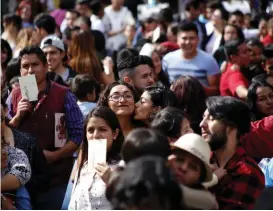  ?? SERGIO CERVANTES ?? Cientos de jóvenes se dieron cita a un costado de la Catedral.