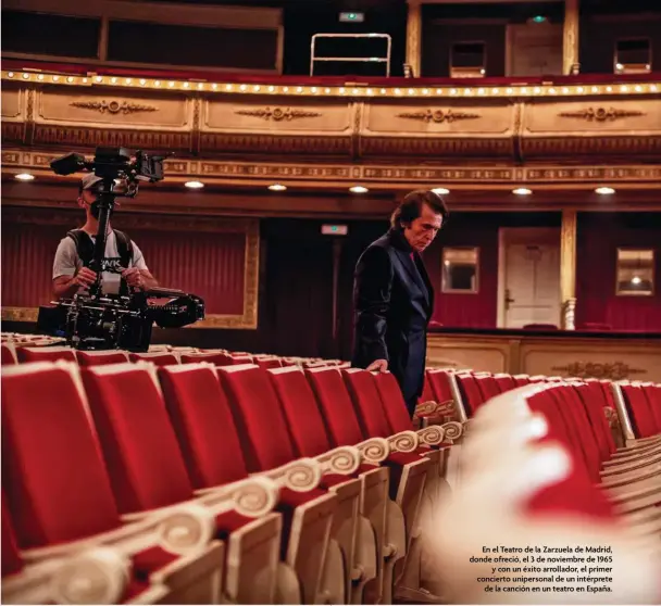  ?? ?? En el Teatro de la Zarzuela de Madrid, donde ofreció, el 3 de noviembre de 1965 y con un éxito arrollador, el primer concierto unipersona­l de un intérprete de la canción en un teatro en España.