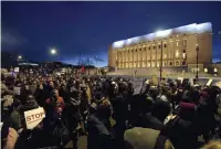  ?? FOTO: VESA MOILANEN ?? Demonstrat­ionen Helsingfor­s utan nazister samlade över 1 000 deltagare – enligt medborgarv­ittnen till och med så många som 2 500.