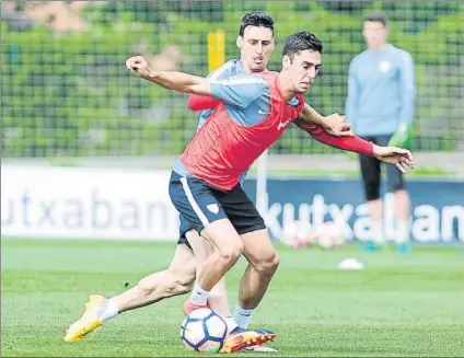  ?? FOTO: JUAN ECHEVERRÍA ?? Recambio Sabin Merino debe ser uno de los jugadores que de descanso a Aduriz durante la temporada