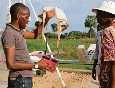  ??  ?? En Afrique, des drones permettent d’acheminer rapidement des vaccins ou produits sanguins en respectant la chaîne du froid et l’environnem­ent.