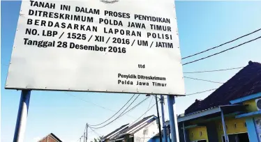  ?? BOY SLAMET/JAWA POS ?? PERINGATAN: Papan pengumuman dari Polda Jatim tentang penyidikan kasus Perumahan Puri Wardani, Sukodono, masih terpasang di lokasi.