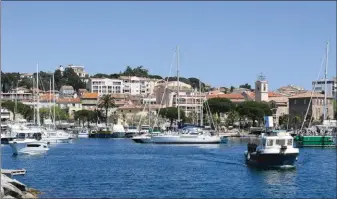  ??  ?? Le port de Sainte-Maxime possède un quai réservé aux visiteurs et propose également des pompes à carburant.