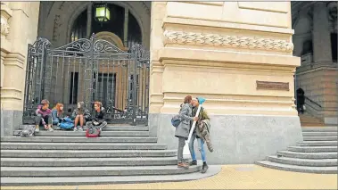  ?? SERGIO PIEMONTE ?? SILENCIO. Ayer en a puerta del tradiciona­l colegio los alumnos se negaron a hablar del tema.