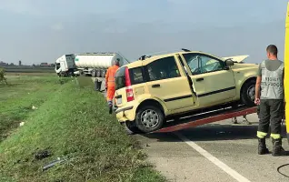  ??  ?? Sulla 104 L’auto di Gabriella Favero dopo l’incidente. Sullo sfondo il tir coinvolto