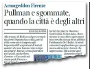  ??  ?? La pagina del «Corriere Fiorentino» di ieri che denunciava la totale assenza di controlli ai bus turistici parcheggia­ti in sosta vietata sul lungarno della Zecca Vecchia