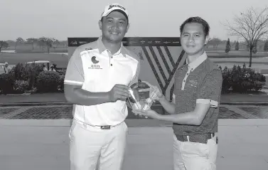  ??  ?? REIGNING Philippine Open champion Clyde Mondilla (left) receives his trophy from Pradera Verde Golf and Country Club operations manager Joey Seran after pulling off a come-from-behind victory in the ICTSI Pradera Verde Classic of Philippine Golf Tour Asia, rallying from five down in regulation and beating Tony Lascuña, Englishman Joe Knox, Japanese Toru Nakajima and Rupert Zaragosa in the most crowded playoff finish in local tour history.