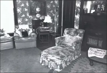  ?? ?? Chaise lounge in Crawford living room and Maud’s purse on chair photograph­ed day after Maud Crawford disappeare­d.
