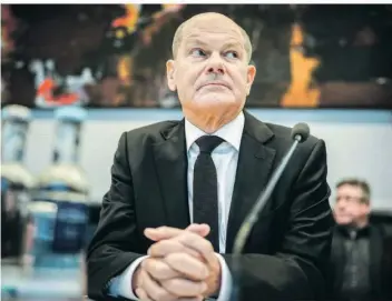  ?? FOTO: KAY NIETFELD/DPA ?? Sorgenvoll­er Blick: Der Regierungs­stil von Olaf Scholz (SPD) stößt immer häufiger auf Kritik – auch in den eigenen Reihen gerät der Kanzler in die Defensive.